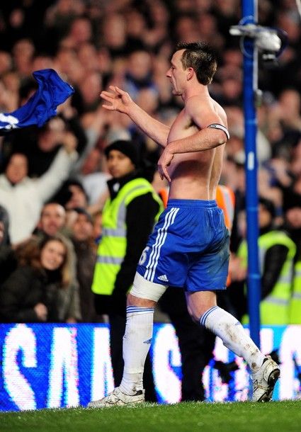 EMOTIONANT! Cum l-au sustinut fanii lui Chelsea pe Terry dupa ce a fost lasat fara banderola la nationala!_14