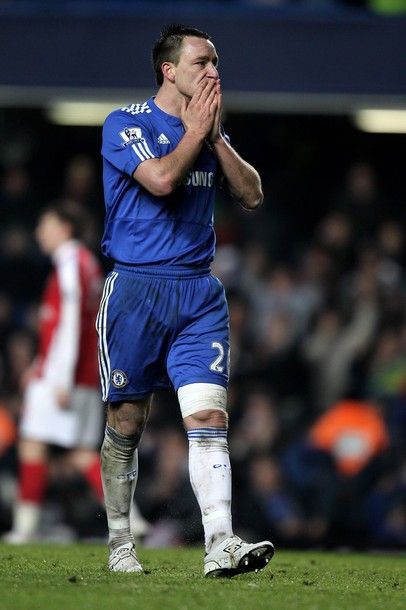 EMOTIONANT! Cum l-au sustinut fanii lui Chelsea pe Terry dupa ce a fost lasat fara banderola la nationala!_9