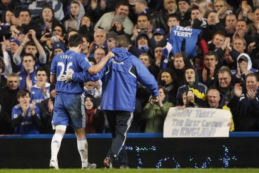 EMOTIONANT! Cum l-au sustinut fanii lui Chelsea pe Terry dupa ce a fost lasat fara banderola la nationala!_7
