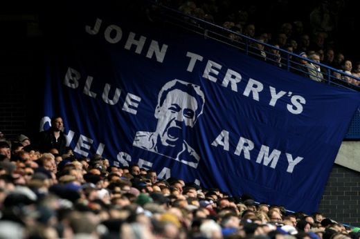 EMOTIONANT! Cum l-au sustinut fanii lui Chelsea pe Terry dupa ce a fost lasat fara banderola la nationala!_11
