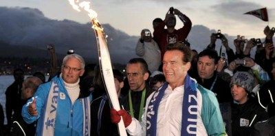 FOTO / Nebunie la Vancouver! Arnold a purtat flacara olimpica prin centrul orasului_3