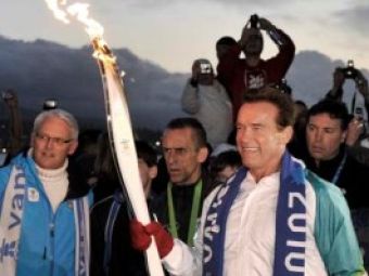 FOTO / Nebunie la Vancouver! Arnold a purtat flacara olimpica prin centrul orasului
