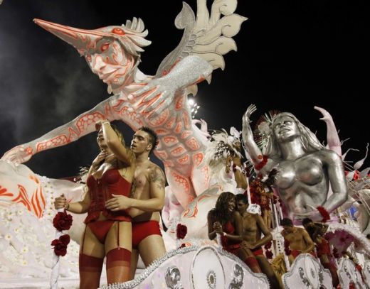 Incredibil: Jucatorii brazilieni si-au facut rost de scutiri sa fuga la Carnaval! Ce scuza a avut Adriano!_4