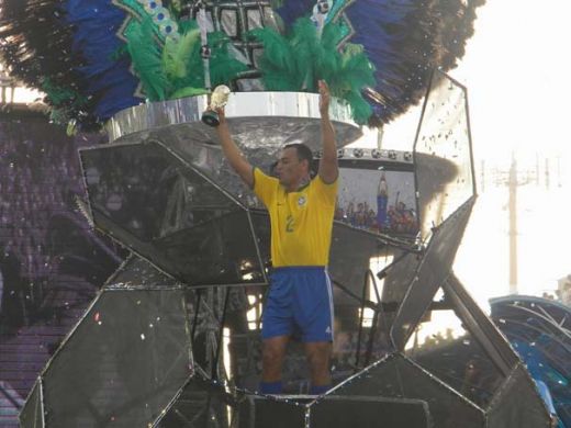 Incredibil: Jucatorii brazilieni si-au facut rost de scutiri sa fuga la Carnaval! Ce scuza a avut Adriano!_17
