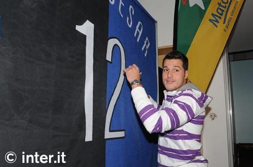 SUPER FOTO! Banner cu autograful lui Mourinho, scos la licitatie pentru copiii orfani din Romania!_4