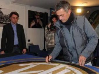 SUPER&nbsp;FOTO! Banner cu autograful lui Mourinho, scos la licitatie pentru copiii orfani din Romania!