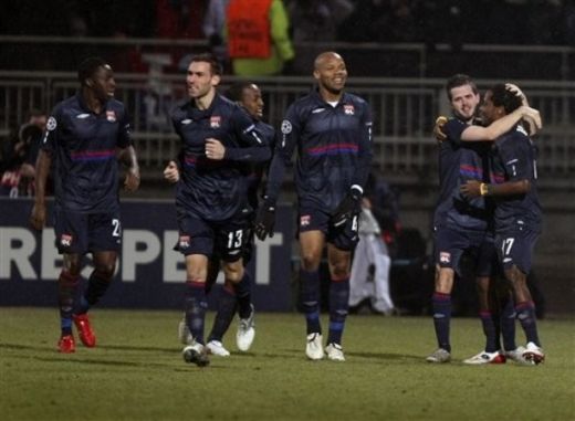 BLESTEM GALACTIC! Vezi golul de VIS al lui Makoun: Lyon 1-0 Real!_18