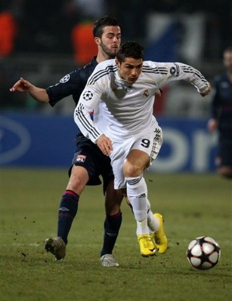 BLESTEM GALACTIC! Vezi golul de VIS al lui Makoun: Lyon 1-0 Real!_31