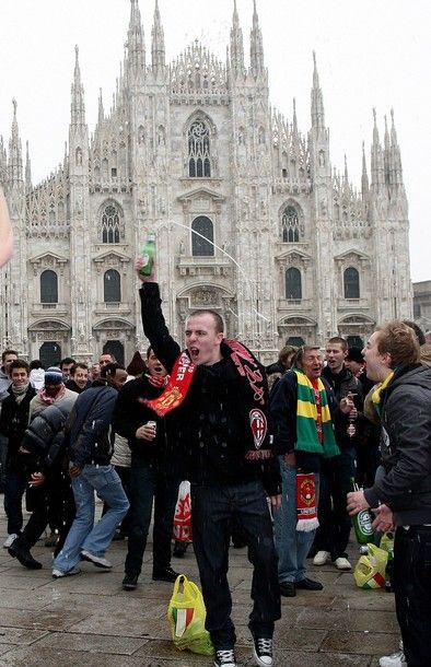 FOTO! Cum au petrecut fanii lui United in Italia: Domul din Milano, asaltat cu... bere :)_2