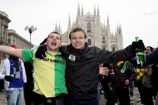 FOTO! Cum au petrecut fanii lui United in Italia: Domul din Milano, asaltat cu... bere :)_4