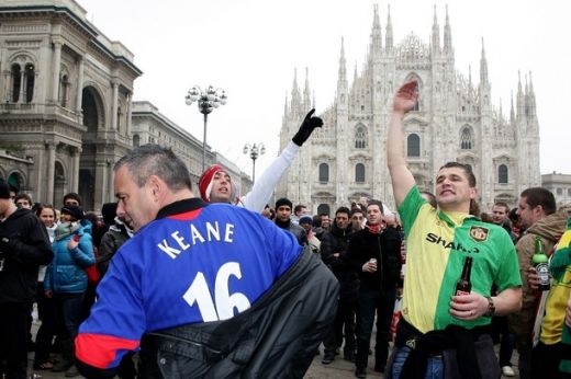 FOTO! Cum au petrecut fanii lui United in Italia: Domul din Milano, asaltat cu... bere :)_5