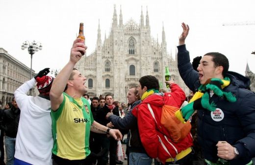 FOTO! Cum au petrecut fanii lui United in Italia: Domul din Milano, asaltat cu... bere :)_6