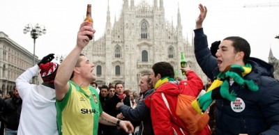 FOTO! Cum au petrecut fanii lui United in Italia: Domul din Milano, asaltat cu... bere :)_1