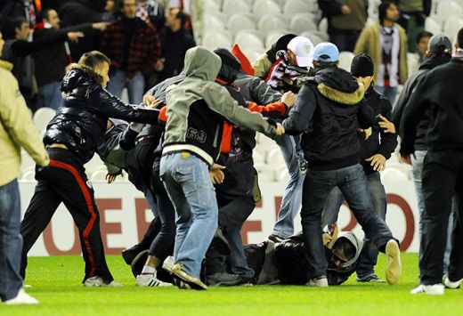 IMAGINI SOCANTE! Pumni si sange la Bilbao - Anderlecht: fanii s-au batut CRUNT pe teren_10