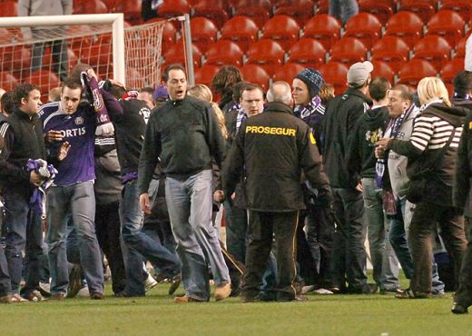 IMAGINI SOCANTE! Pumni si sange la Bilbao - Anderlecht: fanii s-au batut CRUNT pe teren_11