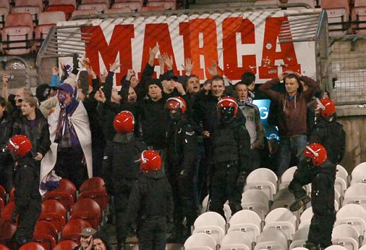IMAGINI SOCANTE! Pumni si sange la Bilbao - Anderlecht: fanii s-au batut CRUNT pe teren_15