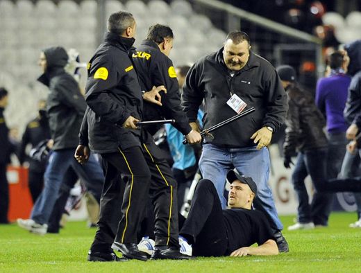IMAGINI SOCANTE! Pumni si sange la Bilbao - Anderlecht: fanii s-au batut CRUNT pe teren_16