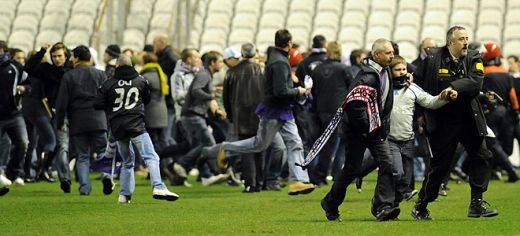 IMAGINI SOCANTE! Pumni si sange la Bilbao - Anderlecht: fanii s-au batut CRUNT pe teren_17