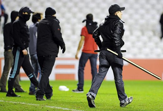 IMAGINI SOCANTE! Pumni si sange la Bilbao - Anderlecht: fanii s-au batut CRUNT pe teren_18