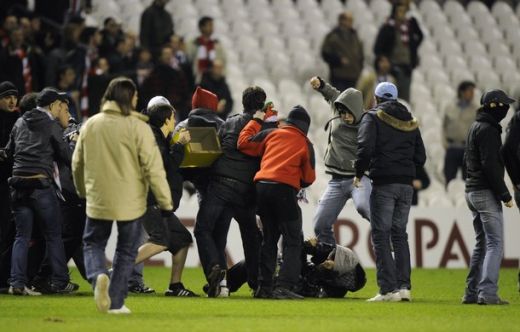 IMAGINI SOCANTE! Pumni si sange la Bilbao - Anderlecht: fanii s-au batut CRUNT pe teren_4