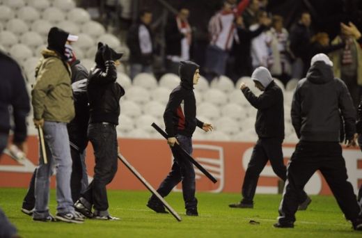 IMAGINI SOCANTE! Pumni si sange la Bilbao - Anderlecht: fanii s-au batut CRUNT pe teren_5