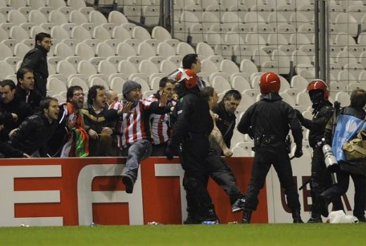 IMAGINI SOCANTE! Pumni si sange la Bilbao - Anderlecht: fanii s-au batut CRUNT pe teren_6