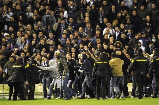 IMAGINI SOCANTE! Pumni si sange la Bilbao - Anderlecht: fanii s-au batut CRUNT pe teren_9