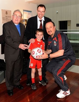 FOTO / Torres si Gerrard au fost vizitati de copiii bolnavi de cancer la hotel!_4