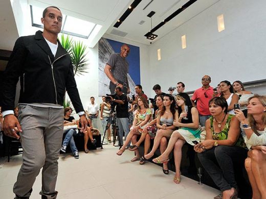FOTO! Intre doua nu te...! Roberto Carlos si-a lansat coletie de haine!_6