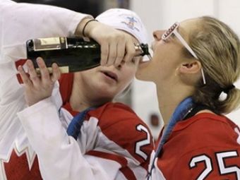 SUPER FOTO / Alcool si trabucuri! Cum a sarbatorit Canada medalia de aur la hochei!