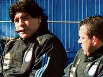 Maradona fumeaza trabucuri si face pariuri nebune: &quot;Imi pariez casa ca trecem de grupe la mondiale!&quot;