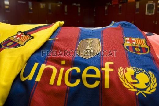 FOTO Aroganta suprema! Barcelona si-a pus emblema de campioana mondiala pe tricou!_3