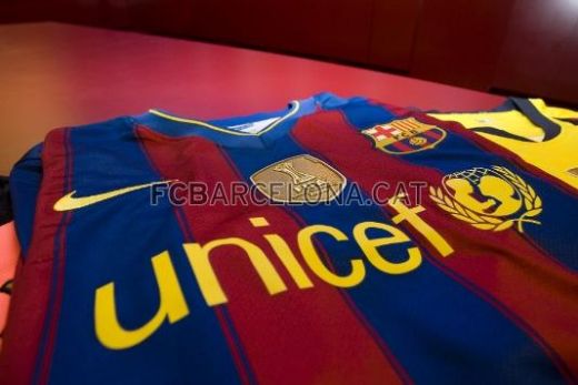 FOTO Aroganta suprema! Barcelona si-a pus emblema de campioana mondiala pe tricou!_5