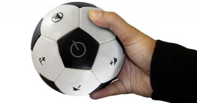 AI VAZUT ASTA? E minge de fotbal sau telecomanda? Da gol cand Steaua nu poate :)
