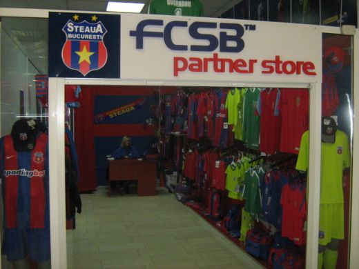 Esti din Suceava si vrei tricou cu Banel, Tanase sau Toja? S-a deschis primul magazin FCSB!_9
