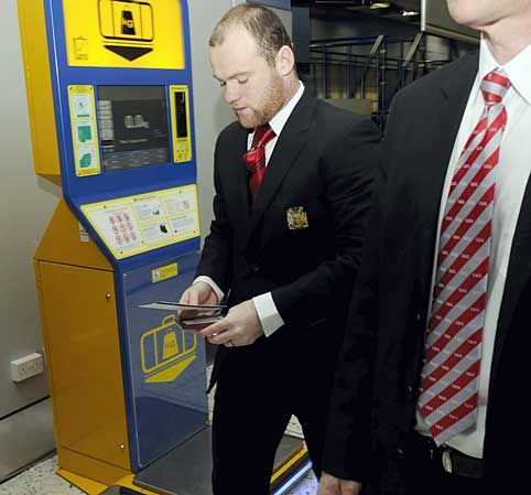 Money in the bank! Manchester United vinde bancnote cu Wayne Rooney!_3