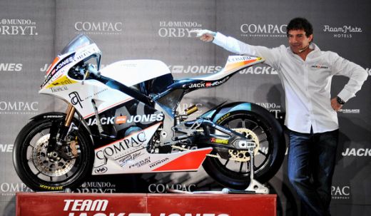 VIDEO: Antonio Banderas si-a prezentat propria echipa de motociclism!_2