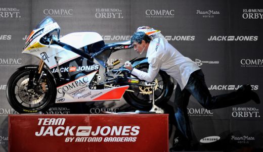 VIDEO: Antonio Banderas si-a prezentat propria echipa de motociclism!_6