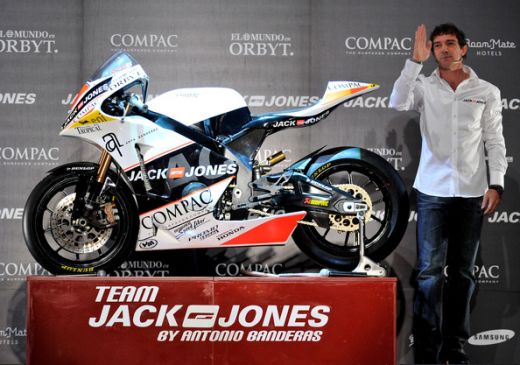 VIDEO: Antonio Banderas si-a prezentat propria echipa de motociclism!_9