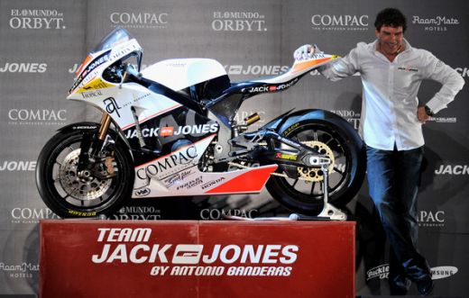 VIDEO: Antonio Banderas si-a prezentat propria echipa de motociclism!_13