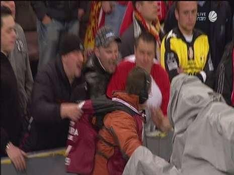 FOTO Iadul din care a plecat Boloni! Belgienii turbati au batut un cameraman pe stadion!_6