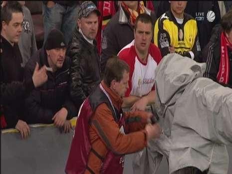 FOTO Iadul din care a plecat Boloni! Belgienii turbati au batut un cameraman pe stadion!_12