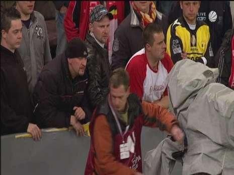 FOTO Iadul din care a plecat Boloni! Belgienii turbati au batut un cameraman pe stadion!_13