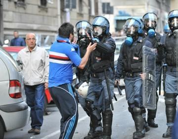 VIDEO Fanii italieni i-au atacat cu fumigene pe politisti!_5