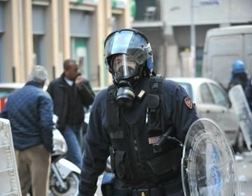 VIDEO Fanii italieni i-au atacat cu fumigene pe politisti!_6