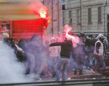 VIDEO Fanii italieni i-au atacat cu fumigene pe politisti!_7