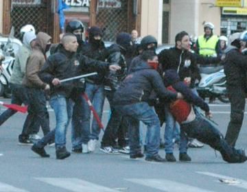 VIDEO Fanii italieni i-au atacat cu fumigene pe politisti!_8