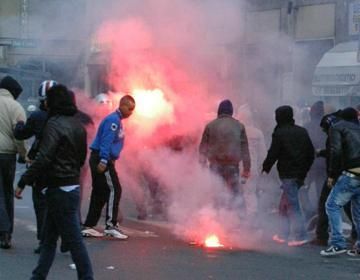 VIDEO Fanii italieni i-au atacat cu fumigene pe politisti!_10