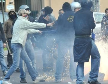 VIDEO Fanii italieni i-au atacat cu fumigene pe politisti!_13
