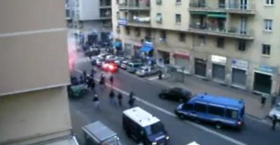 VIDEO Fanii italieni i-au atacat cu fumigene pe politisti!_1